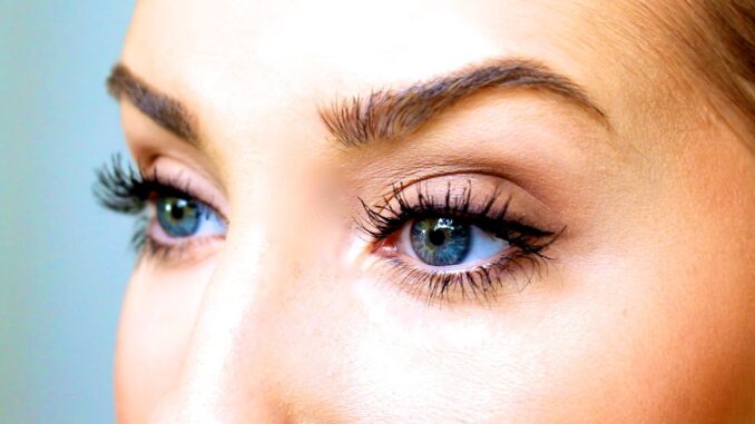 How does Bimatoprost make eyelashes grow longer